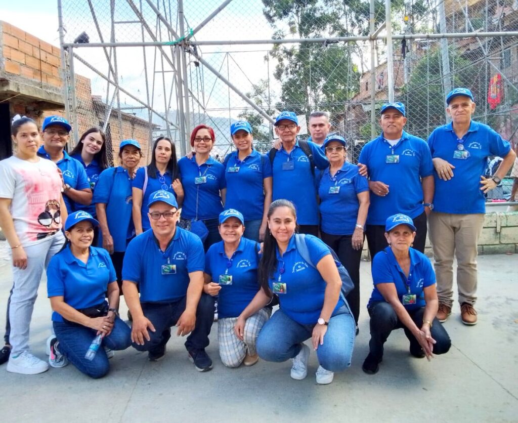 Equipo de Sembradores de Vida en Jesucristo reunido para servir